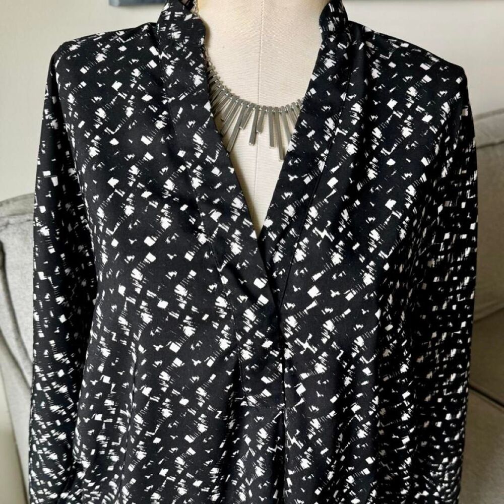 Vince-camuto Women's Black and Navy Blouse
